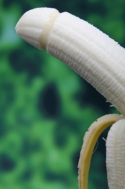 皮がむけたバナナをクリトリスに例えています(だって似てるんだもん)