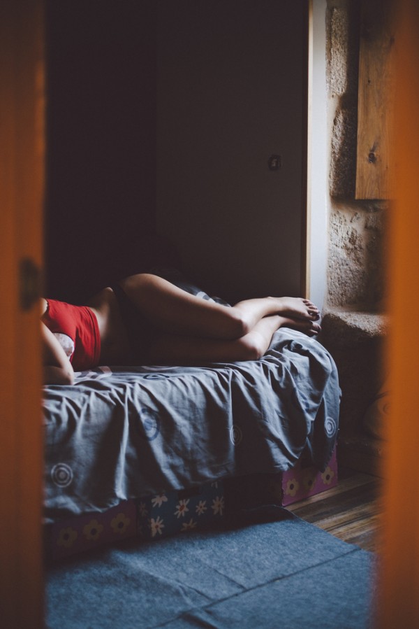 セクシーな格好でベッドで寝る女性