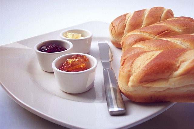 朝食にパンとバターとジャムを用意