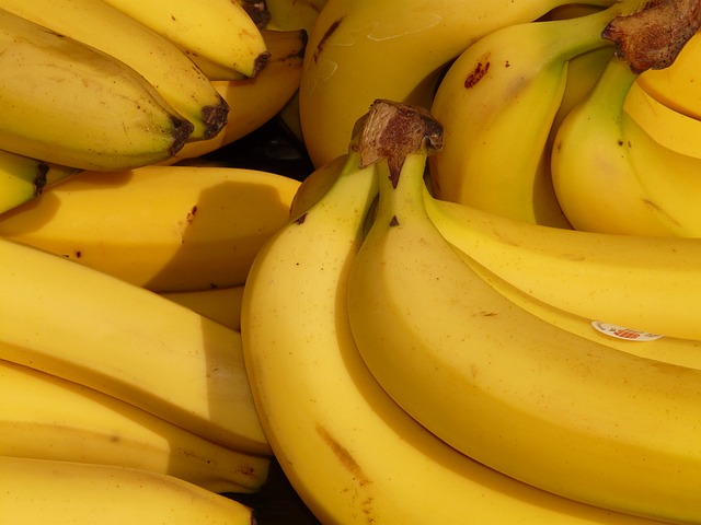 大量の健康的なバナナ